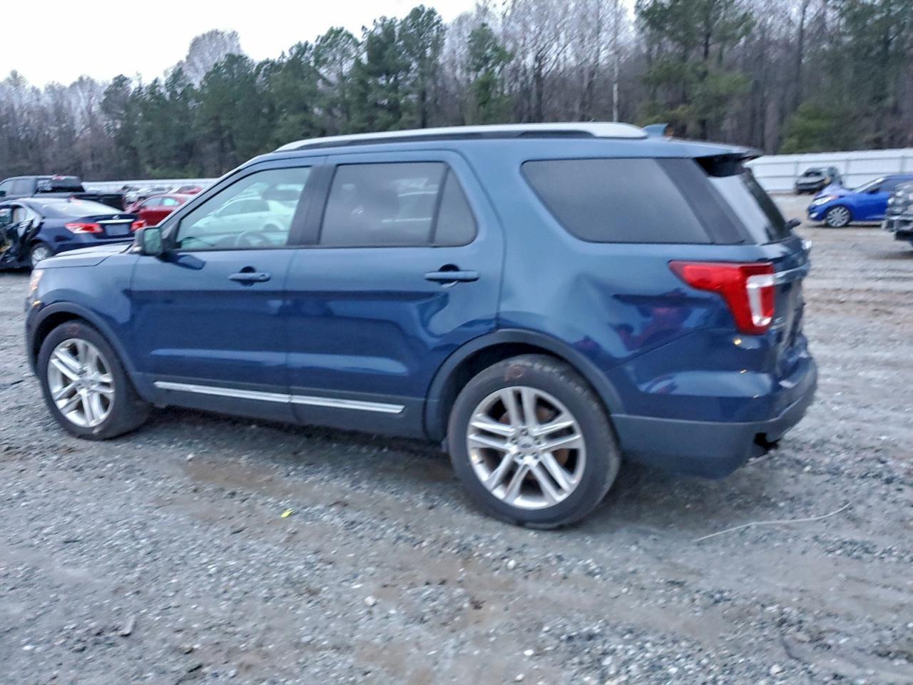 2017 Ford Explorer Xlt - Image 2