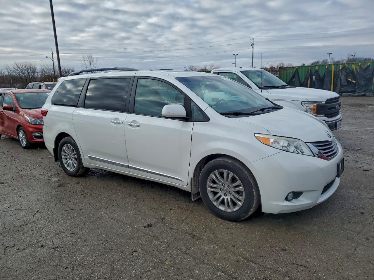 2015 Toyota Sienna Xle - Image 4
