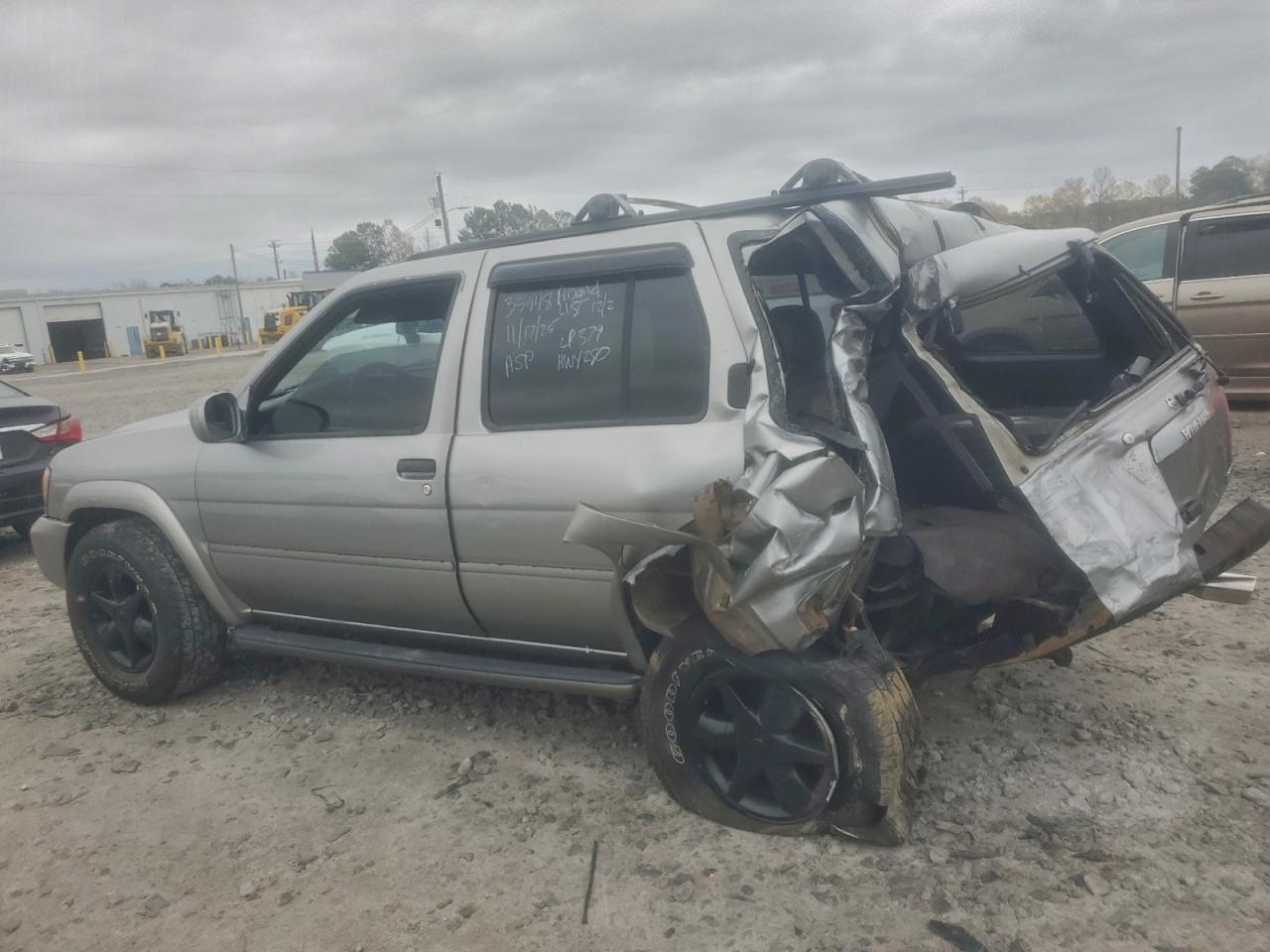 2001 Nissan Pathfinder Le - Image 2