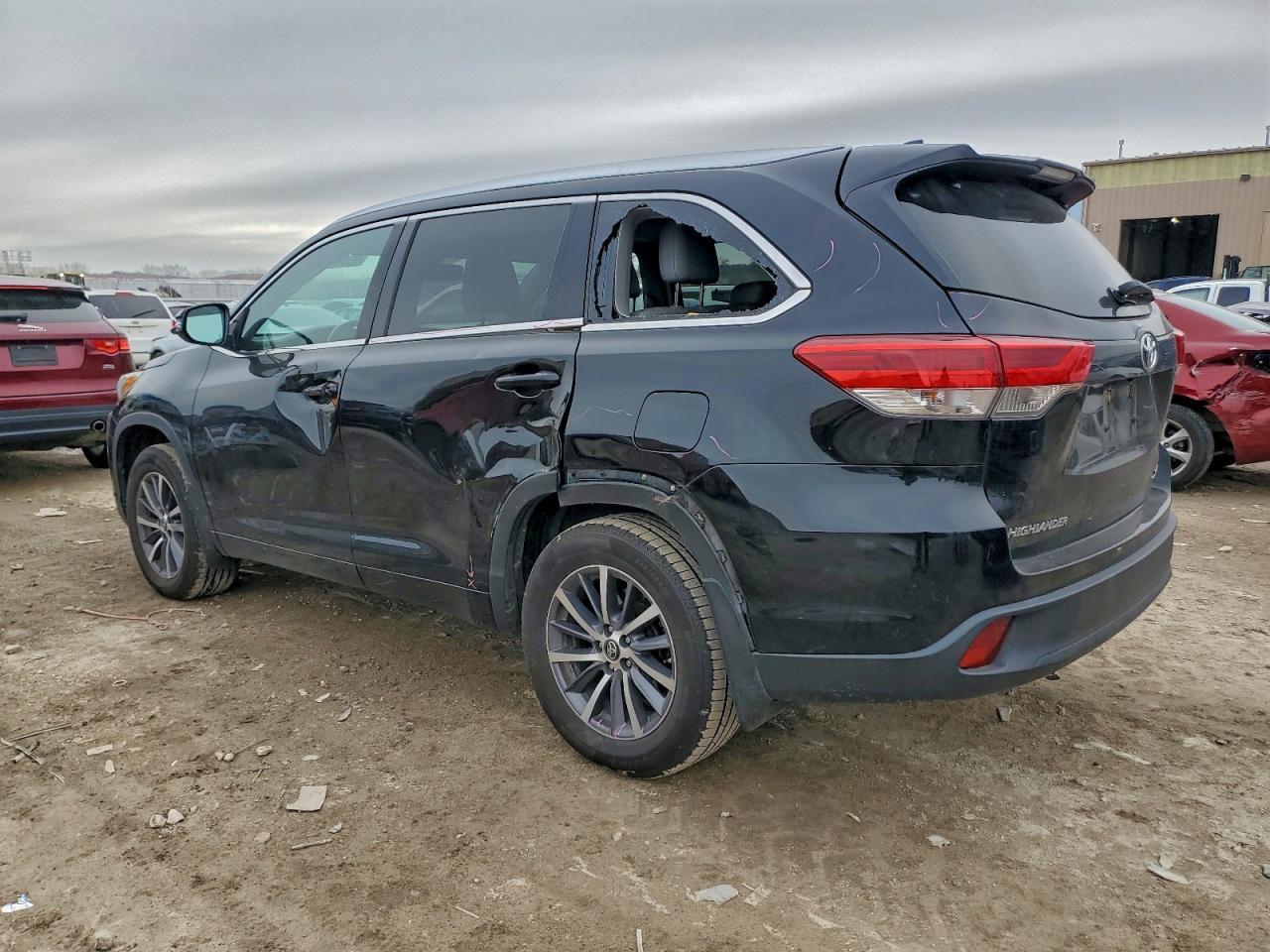 2017 Toyota Highlander Se - Image 2