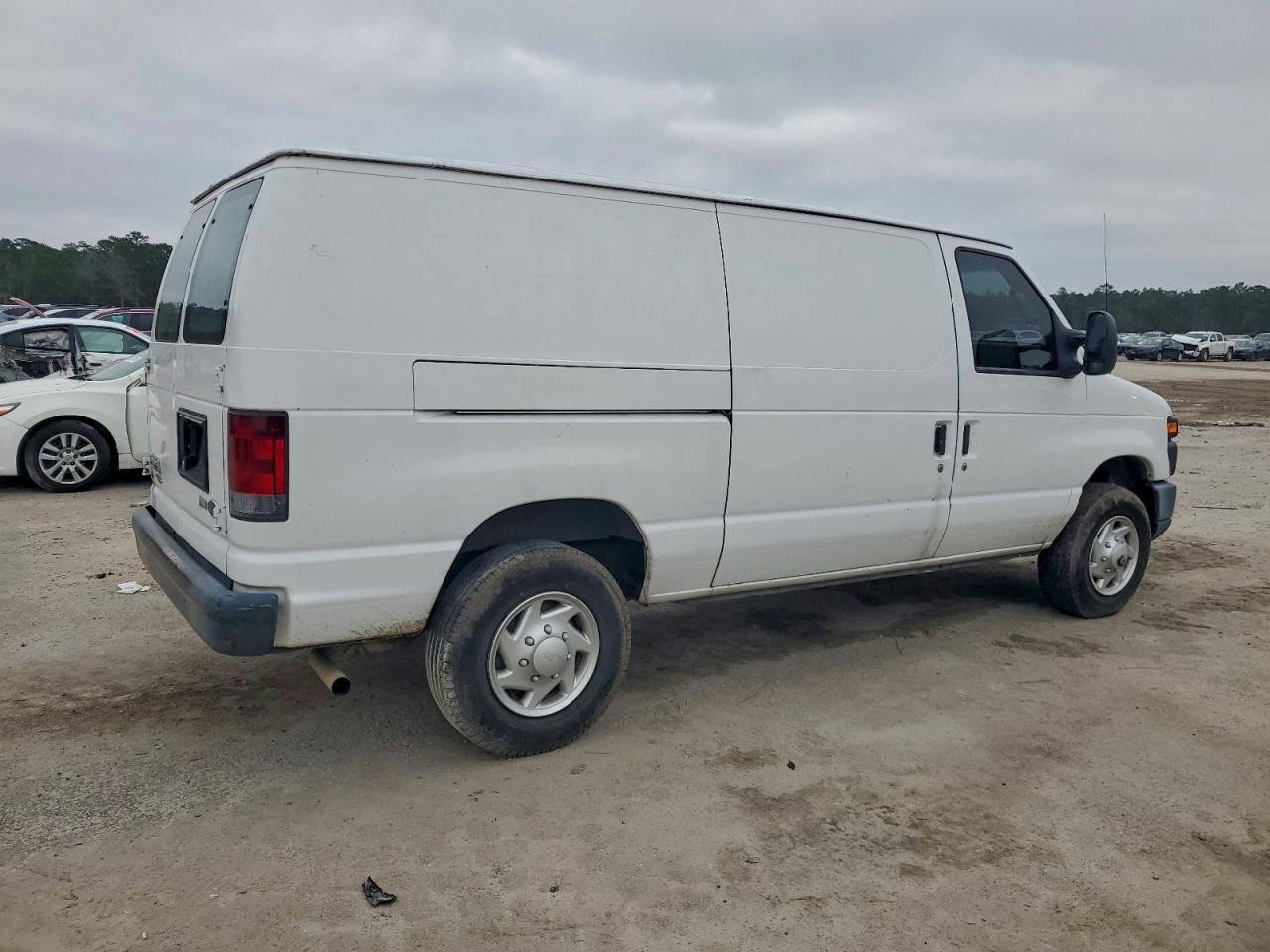 2012 Ford Econoline E250 Van - Фото 3