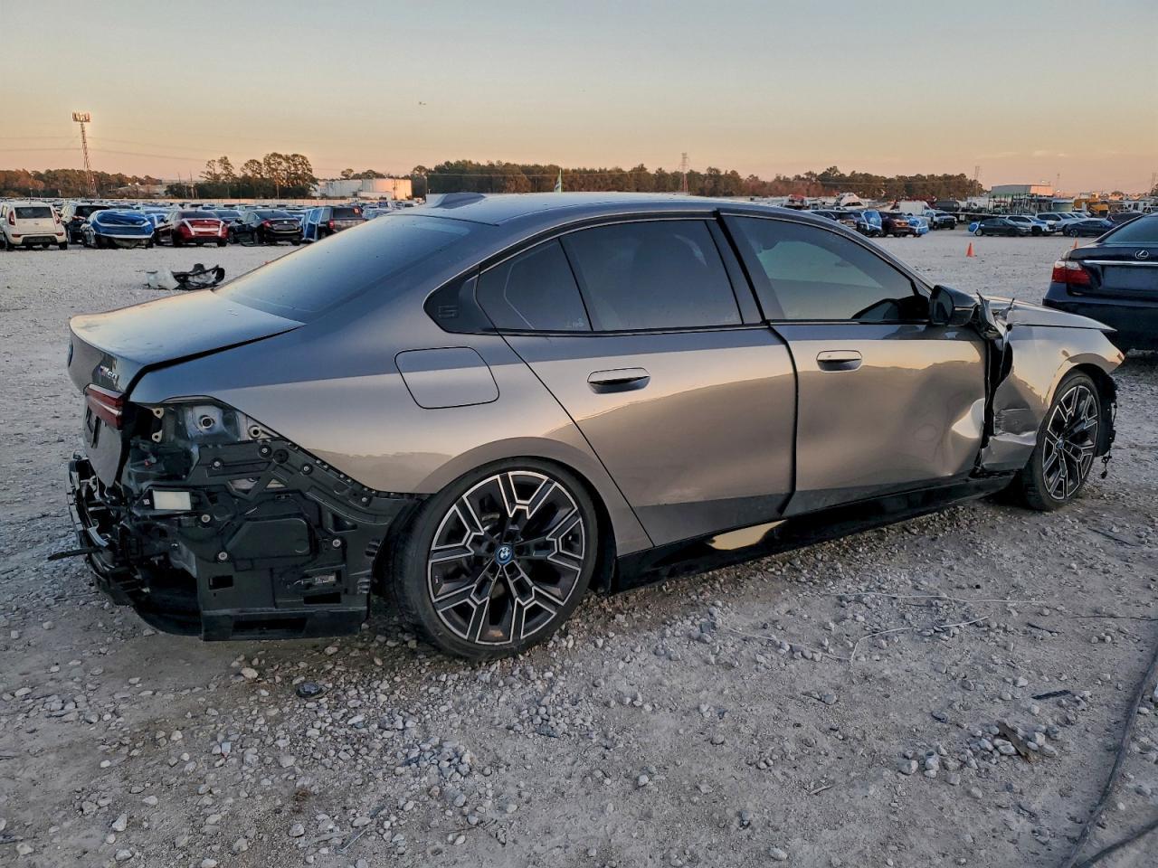 2025 BMW I5 M60 - Фото 3