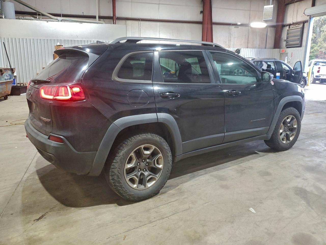 2019 Jeep Cherokee Trailhawk - Image 3