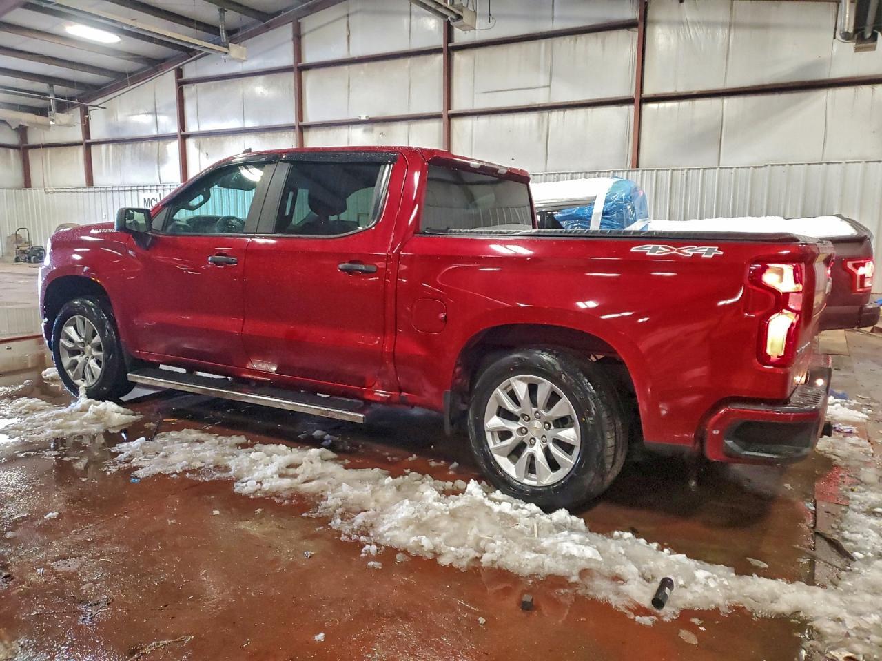 2021 Chevrolet Silverado K1500 Custom - Фото 2