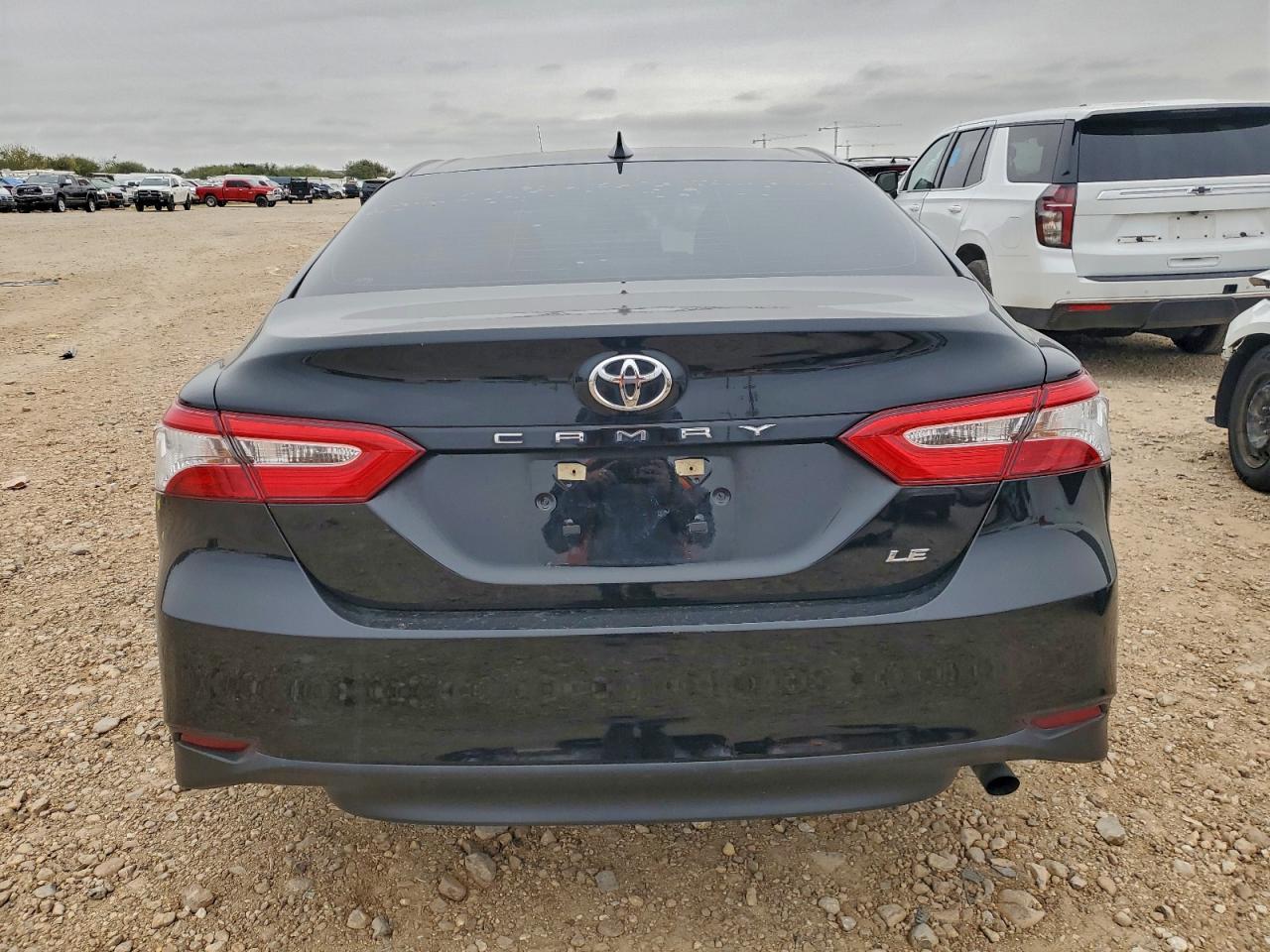 2020 Toyota Camry Le - Фото 6