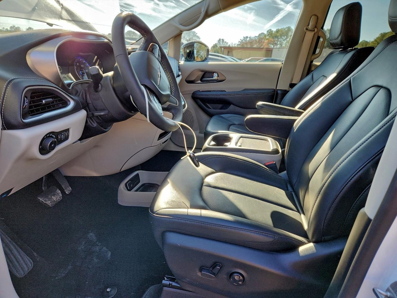 2024 Chrysler Pacifica Touring L - Image 7