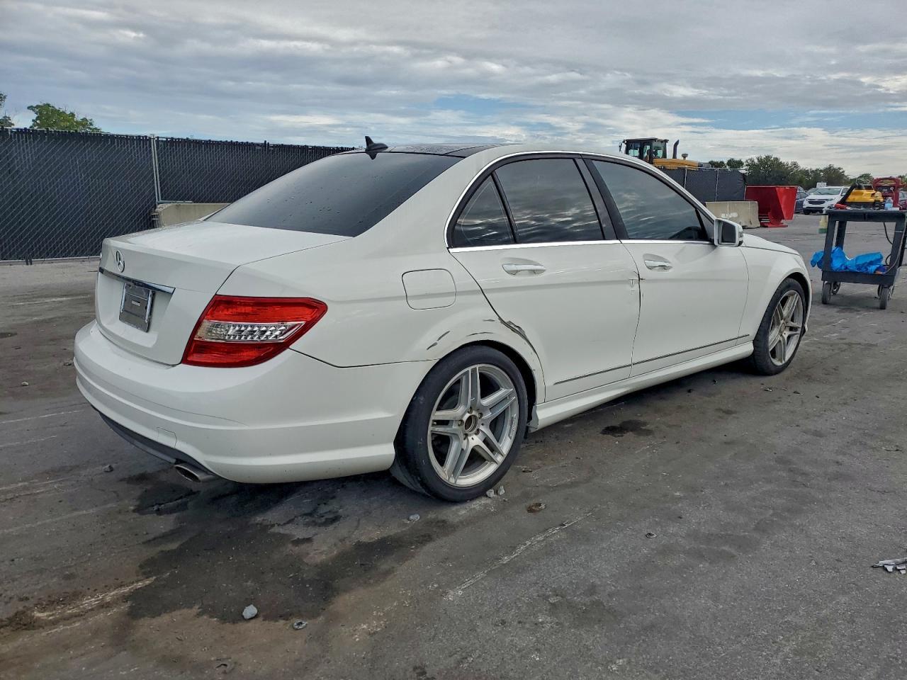 2011 Mercedes-Benz C 300 - Фото 3