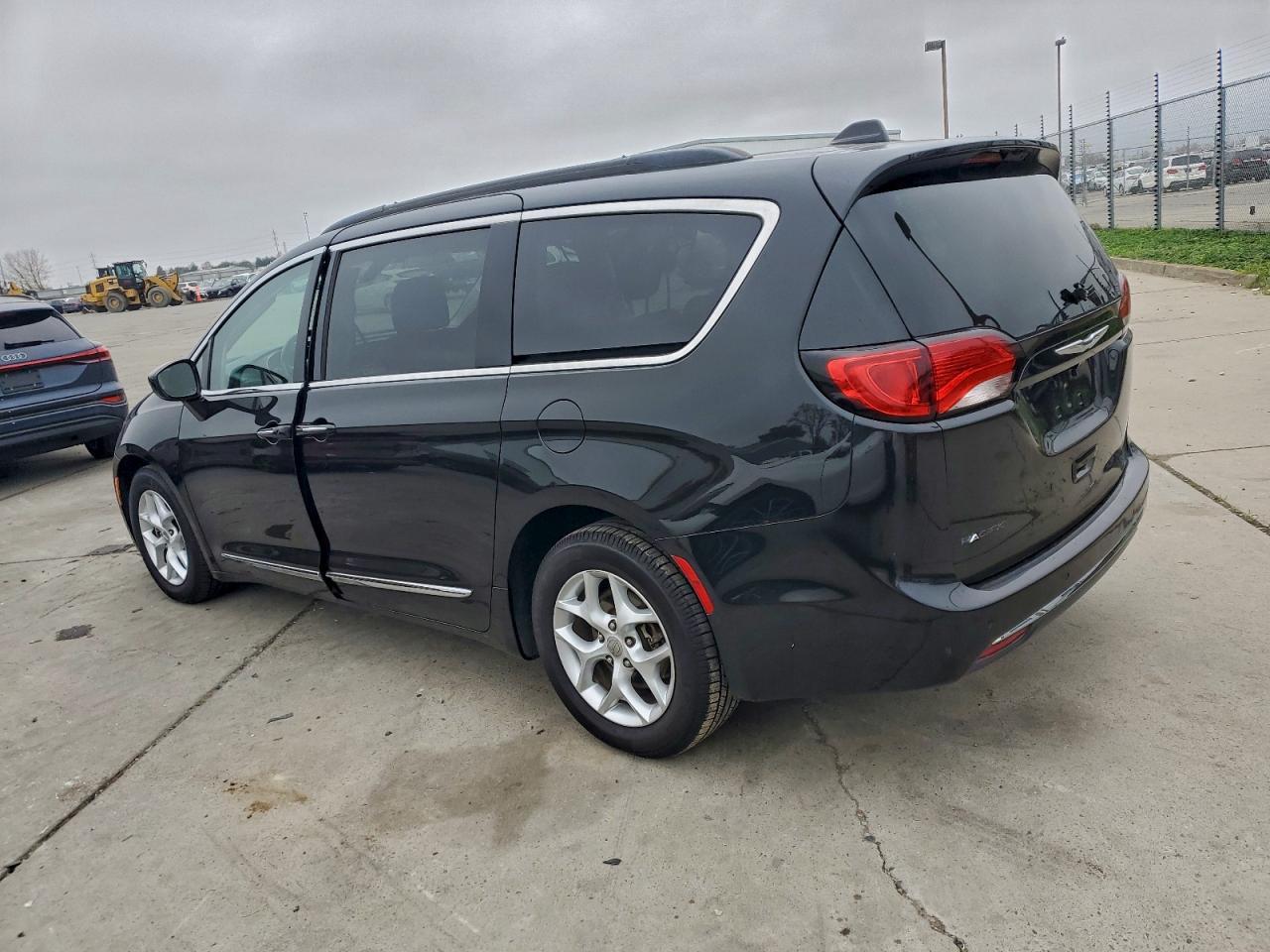 2017 Chrysler Pacifica Touring L - Фото 2