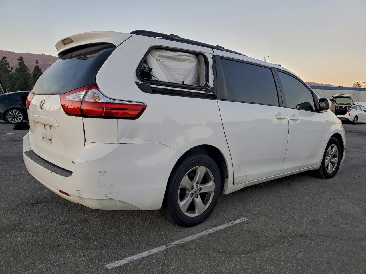 2015 Toyota Sienna Le - Фото 3