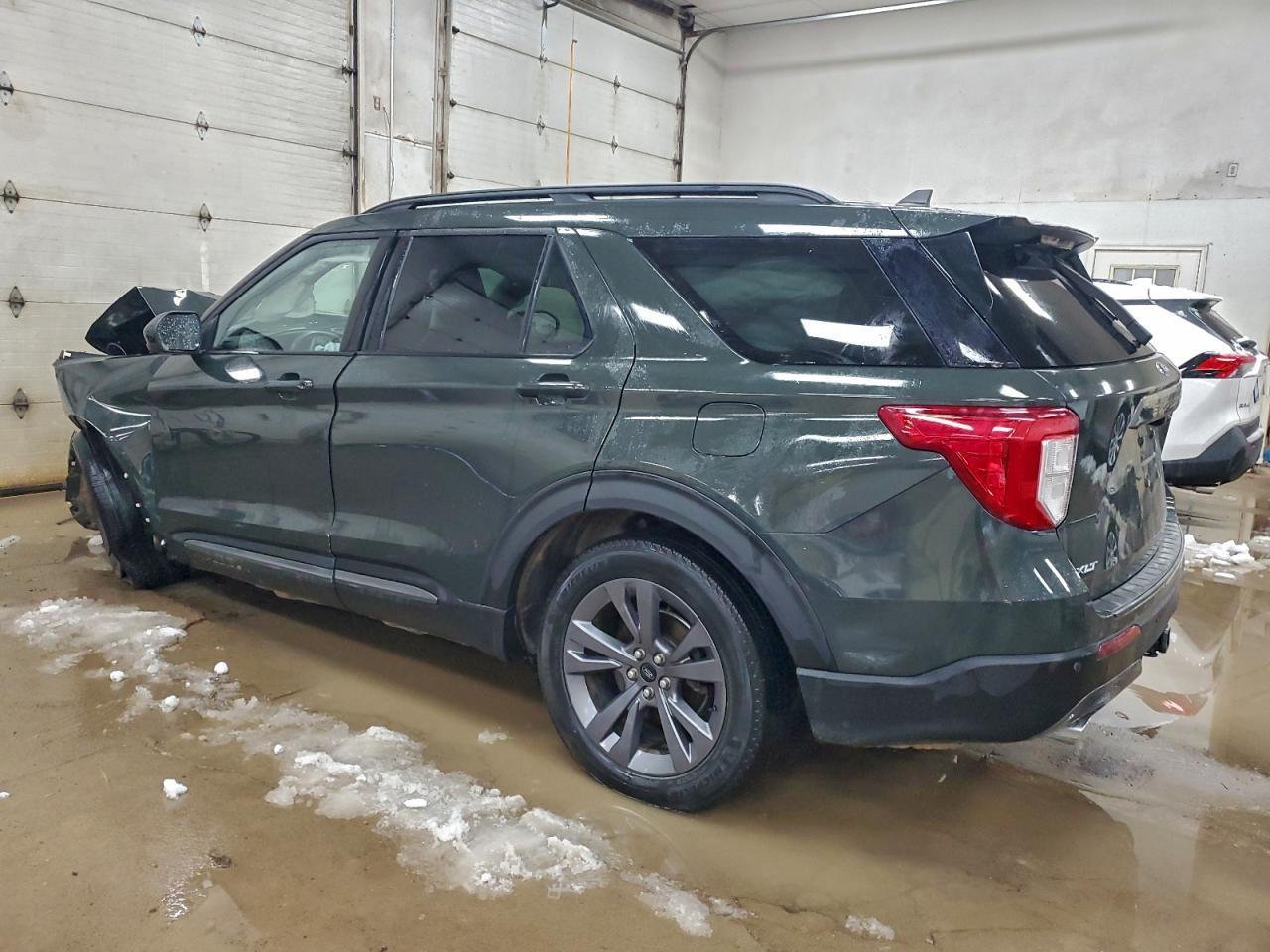 2023 Ford Explorer Xlt - Image 2