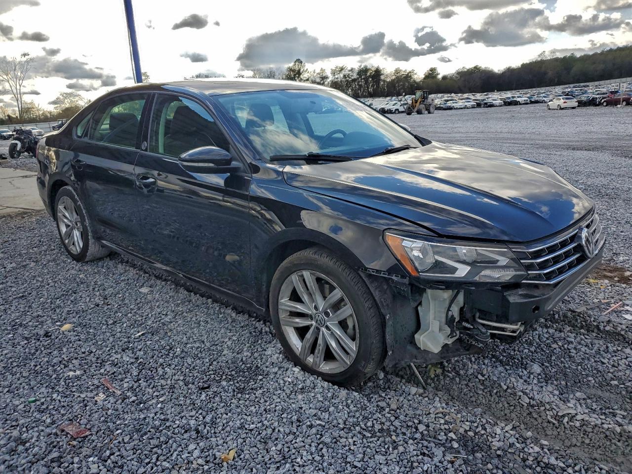 2019 Volkswagen Passat - Image 4