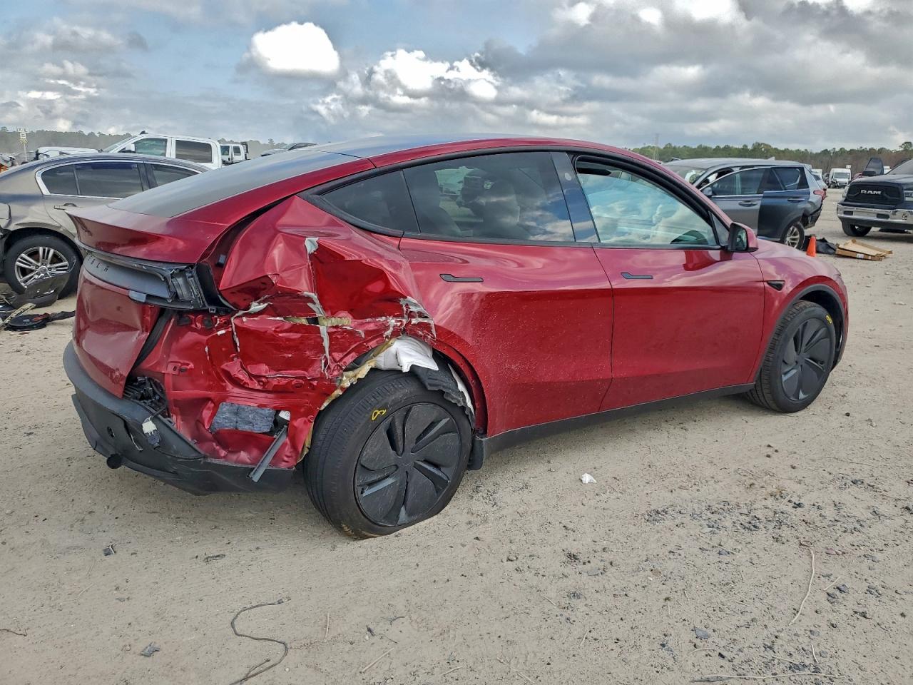 2026 Tesla Model Y - Фото 3