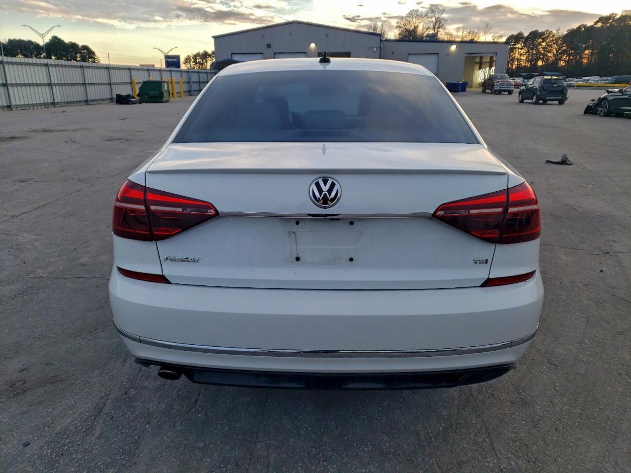 2017 Volkswagen Passat R-Line - Фото 6