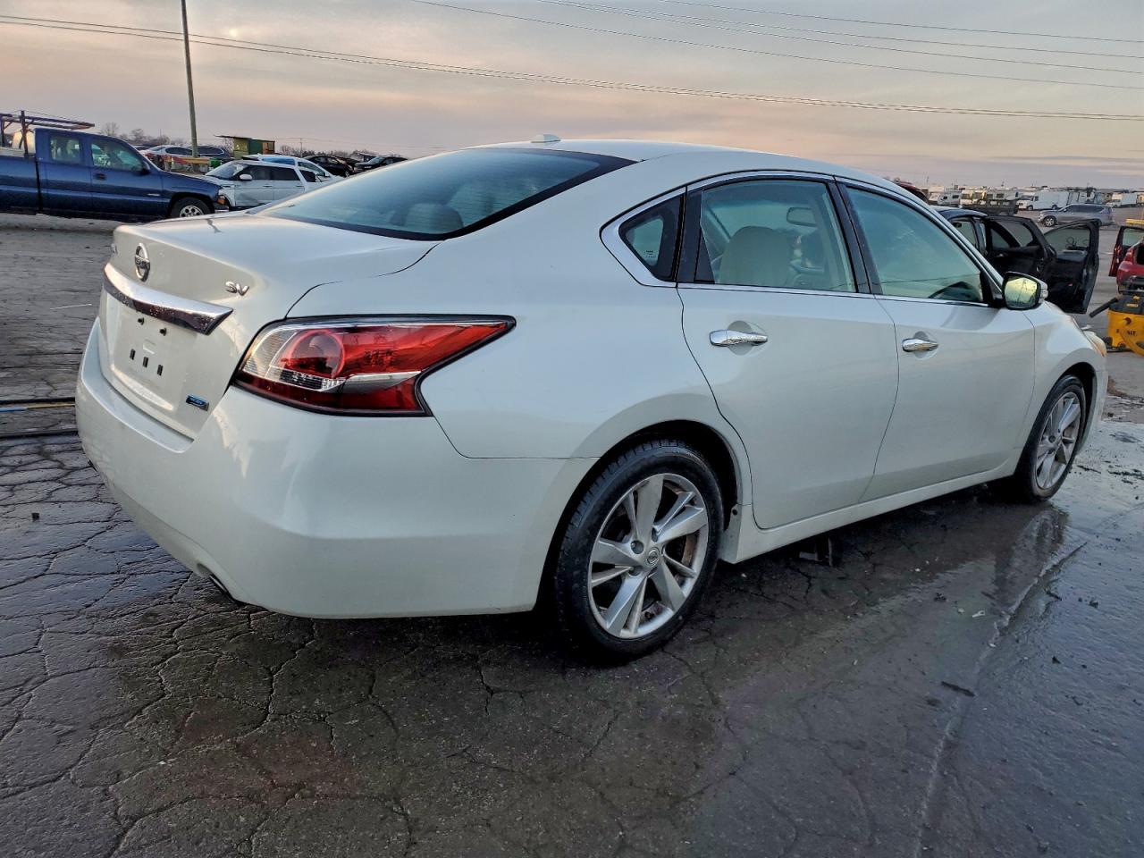 2014 Niss Altima 2.5 - Image 3