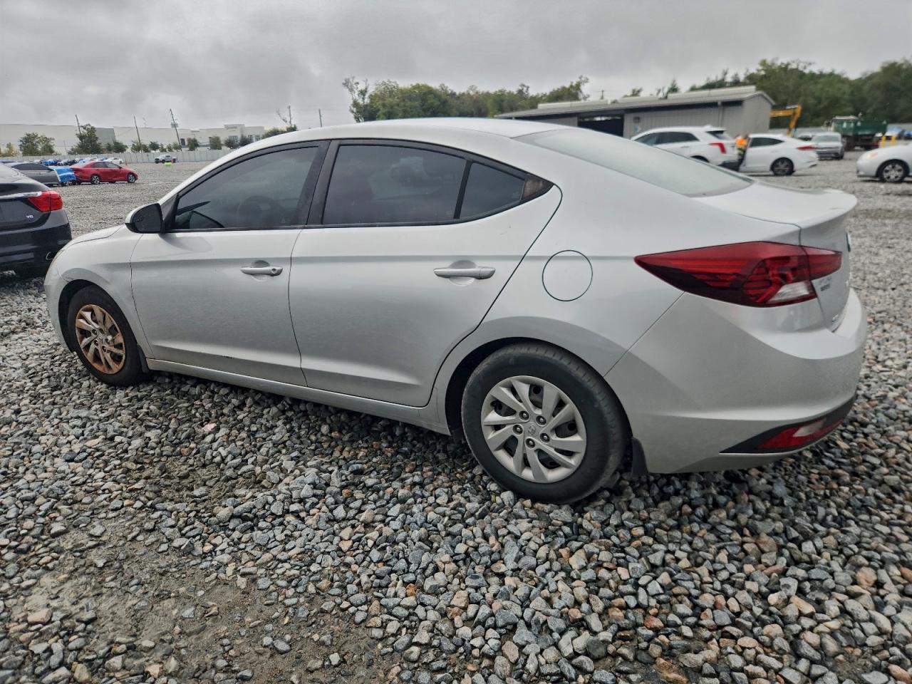 2020 Hyundai Elantra Se - Image 2