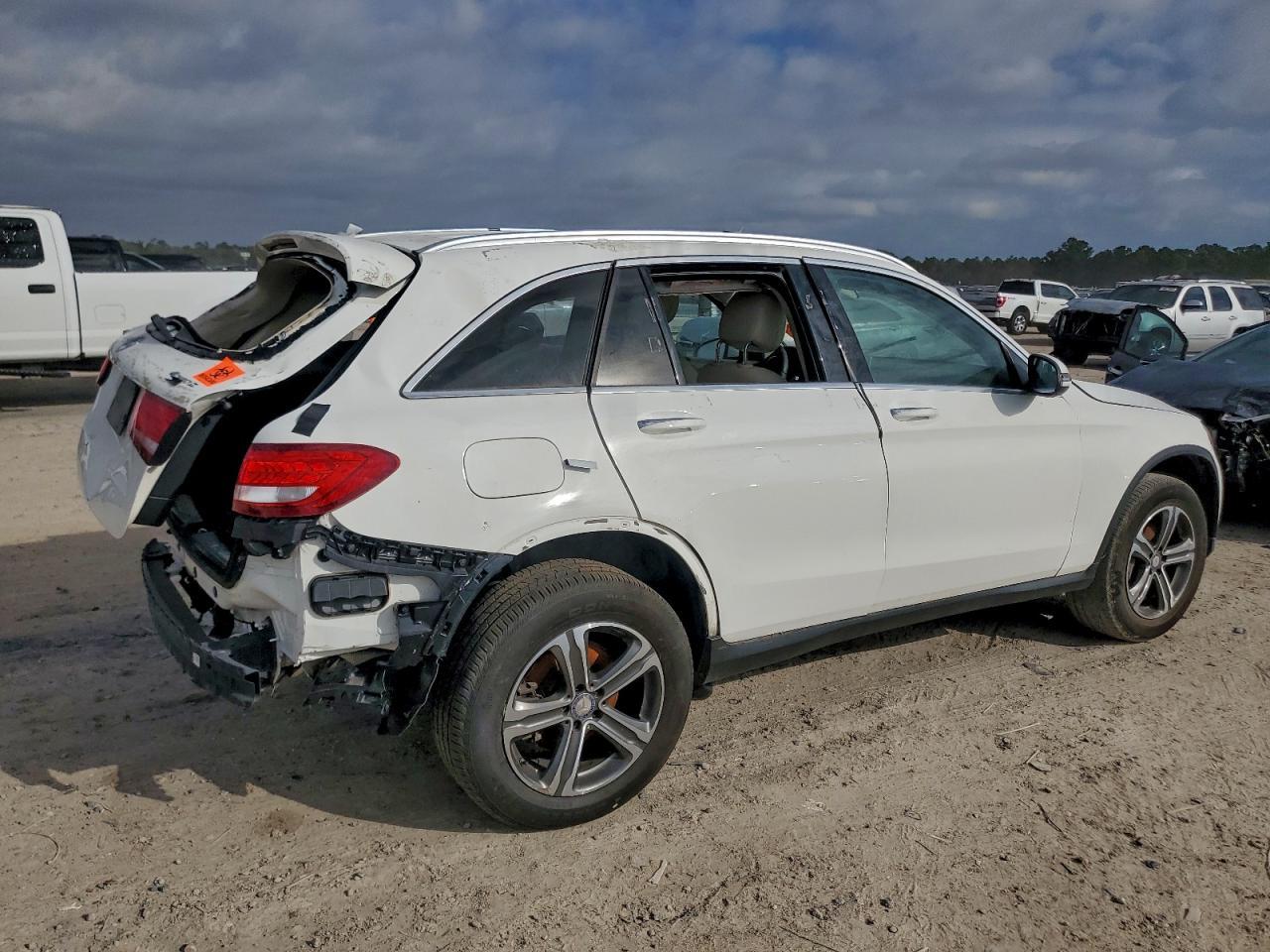 2017 Mercedes-Benz Glc 300 4Matic - Image 3