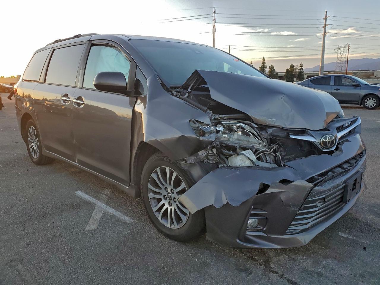 2018 Toyota Sienna Xle - Фото 4