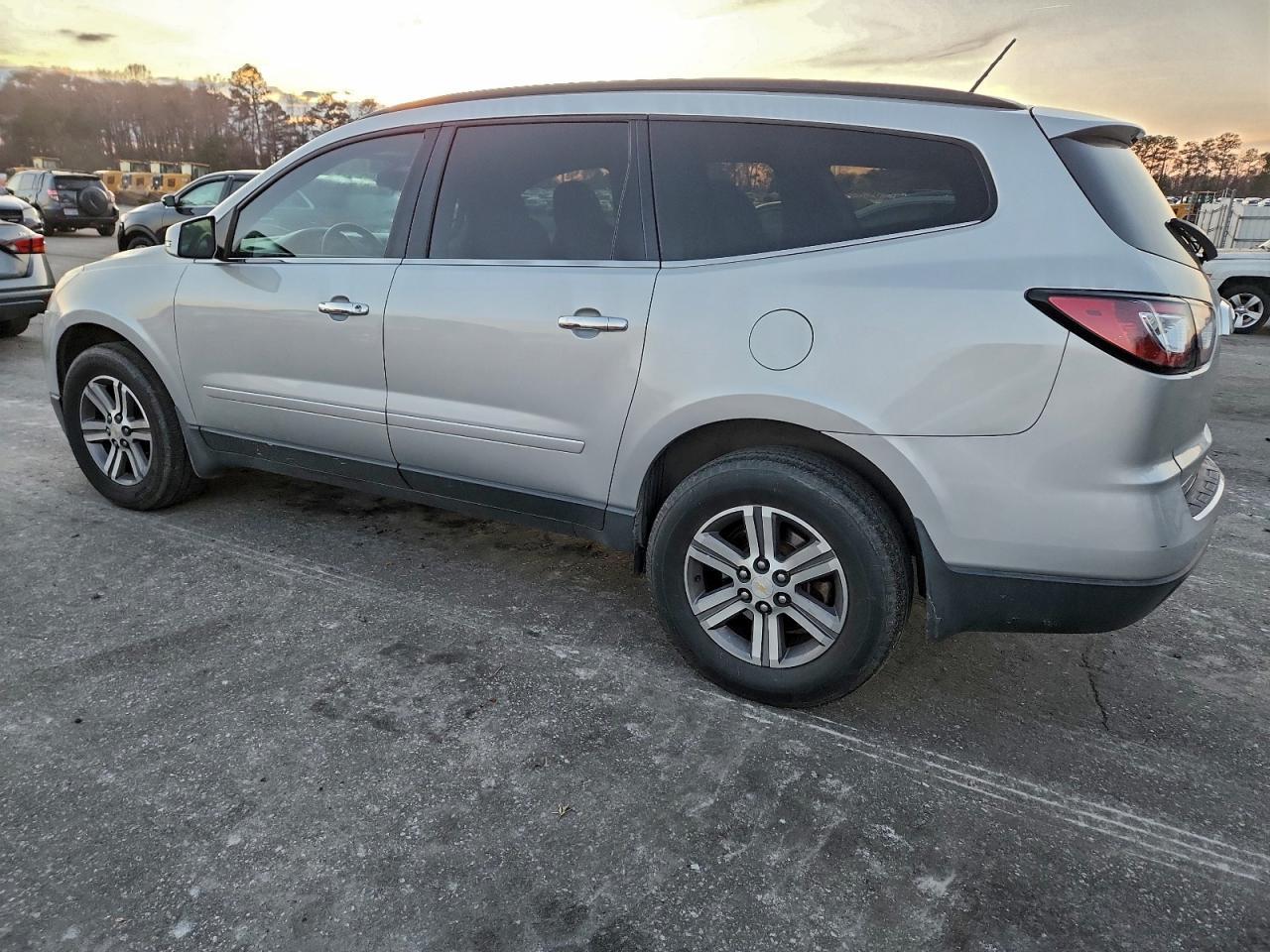 2015 Chevrolet Traverse Lt - Фото 2
