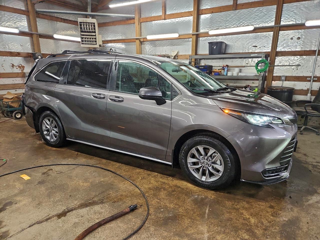 2022 Toyota Sienna Le - Фото 4