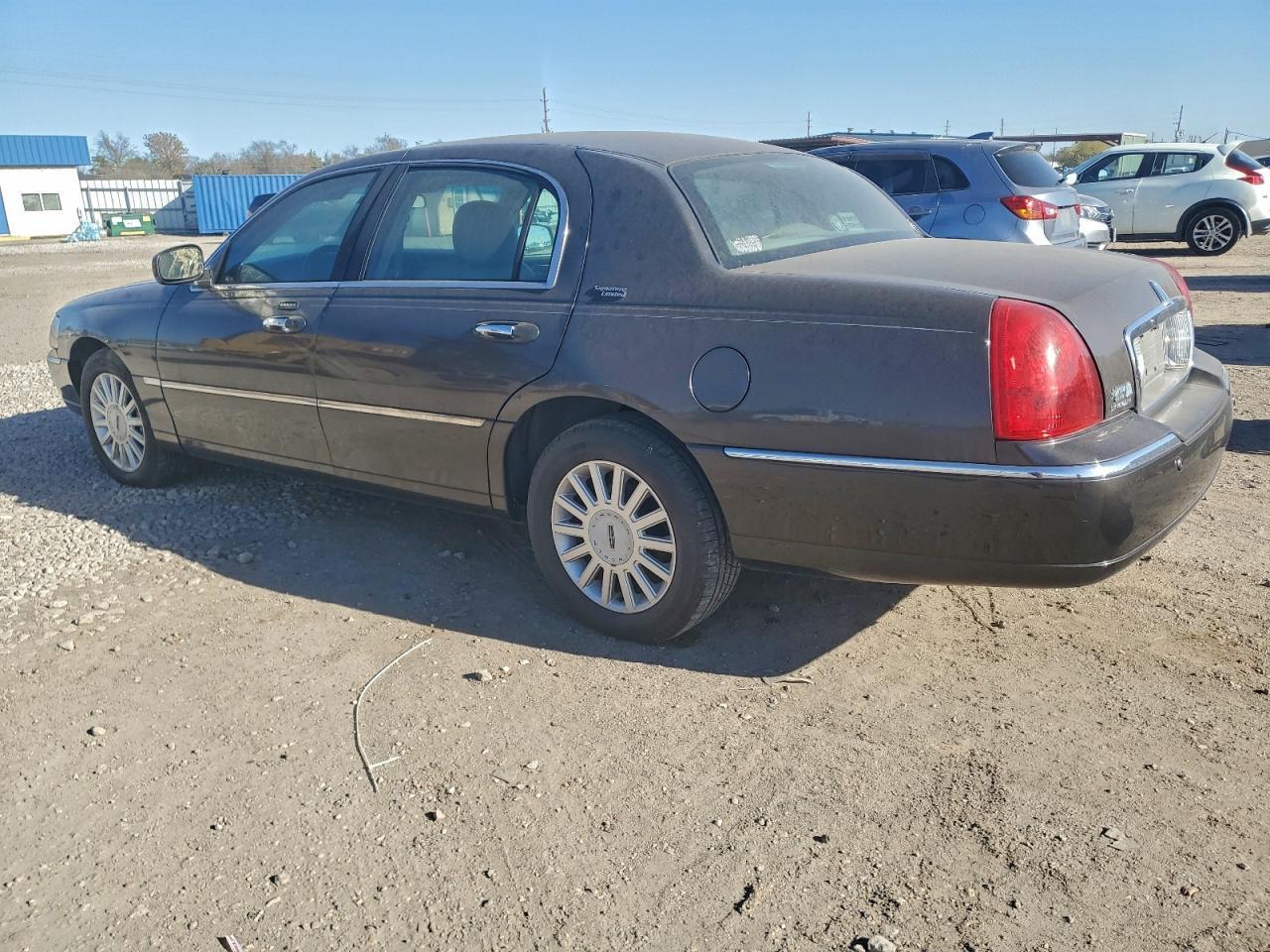 2005 Lincoln Town Car Signature Limited - Image 2