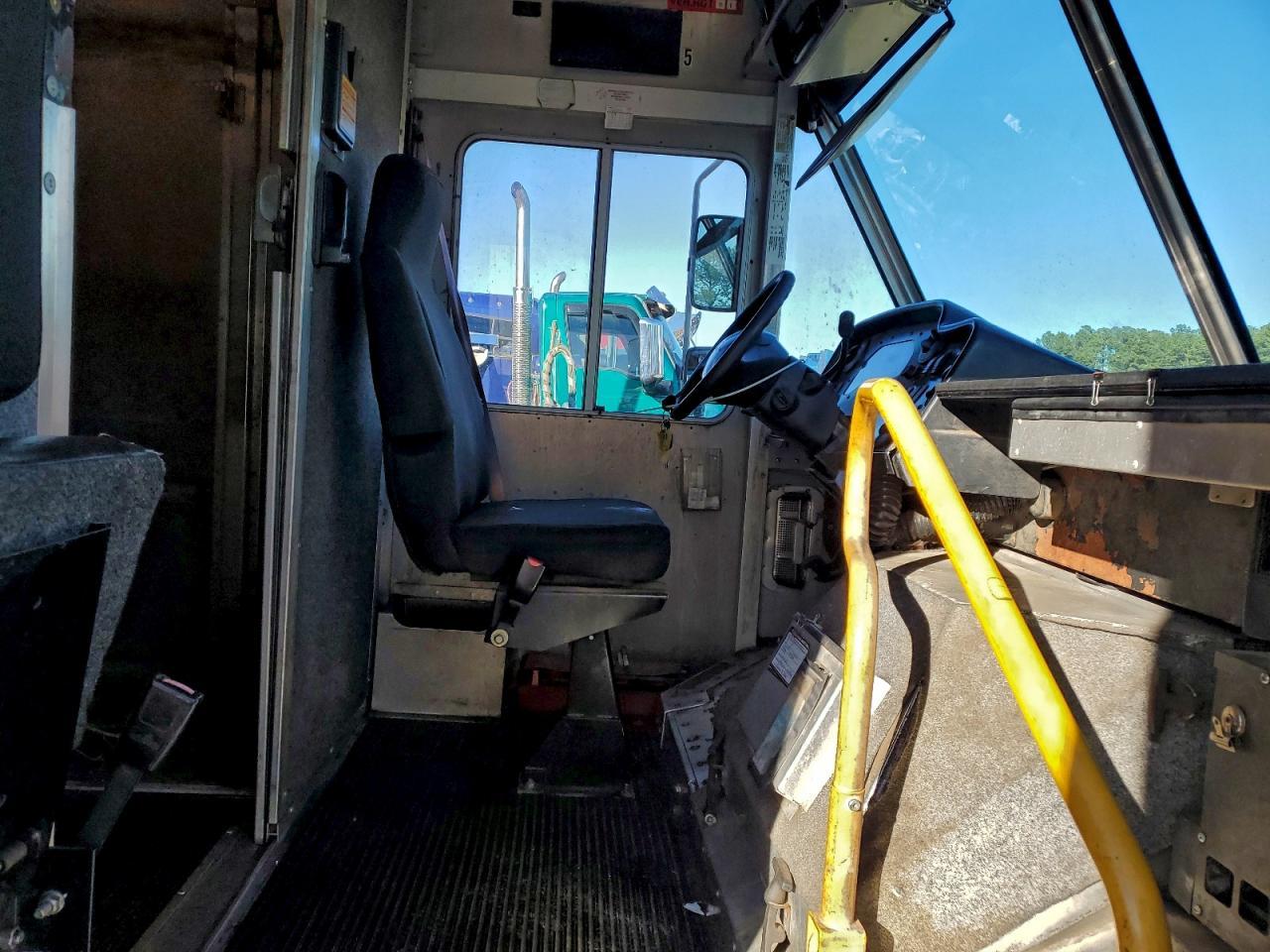 2009 Ford E450 Delivery Truck - Image 7