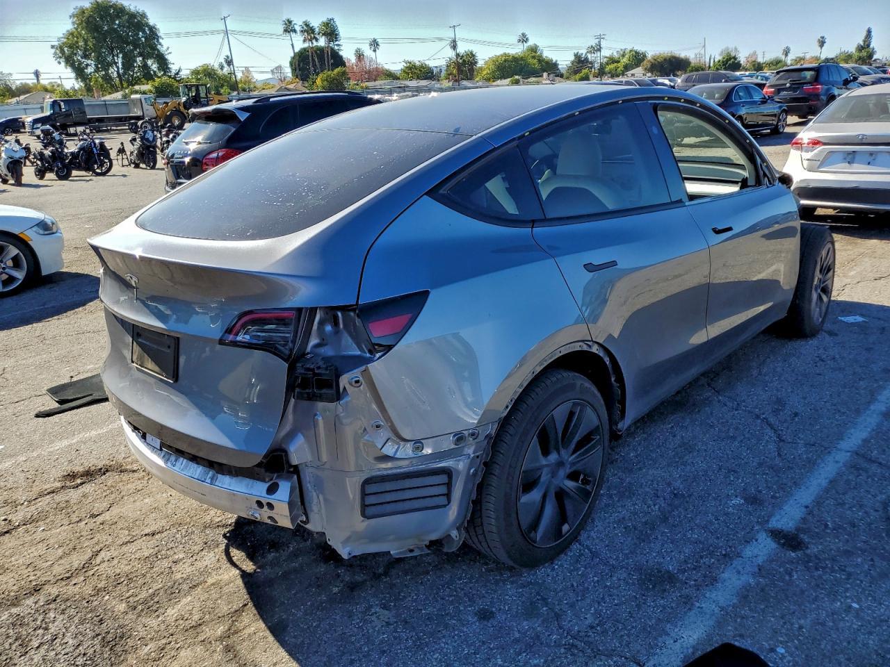 2025 Tesla Model Y - Фото 3