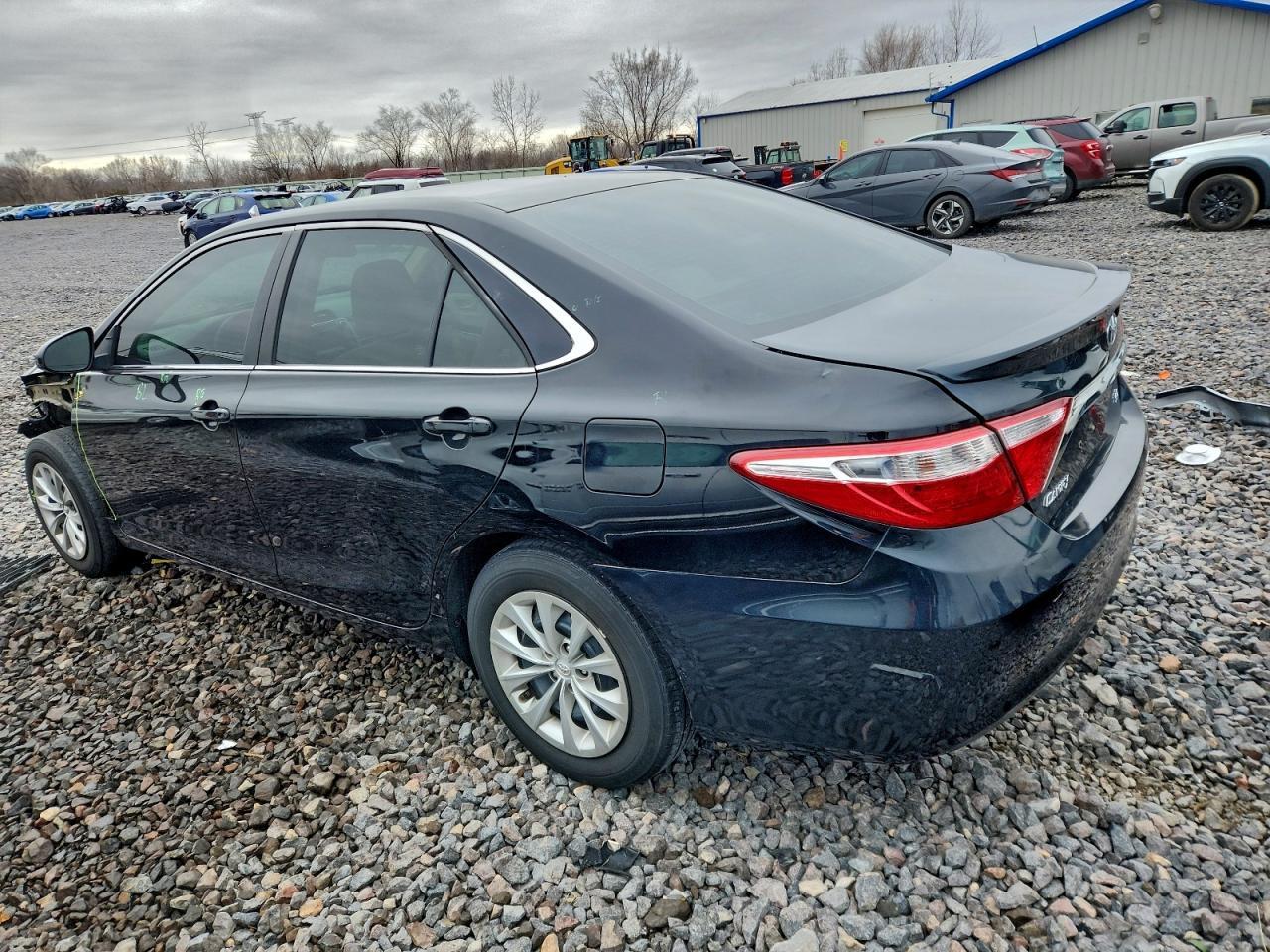 2016 Toyota Camry Le - Фото 2