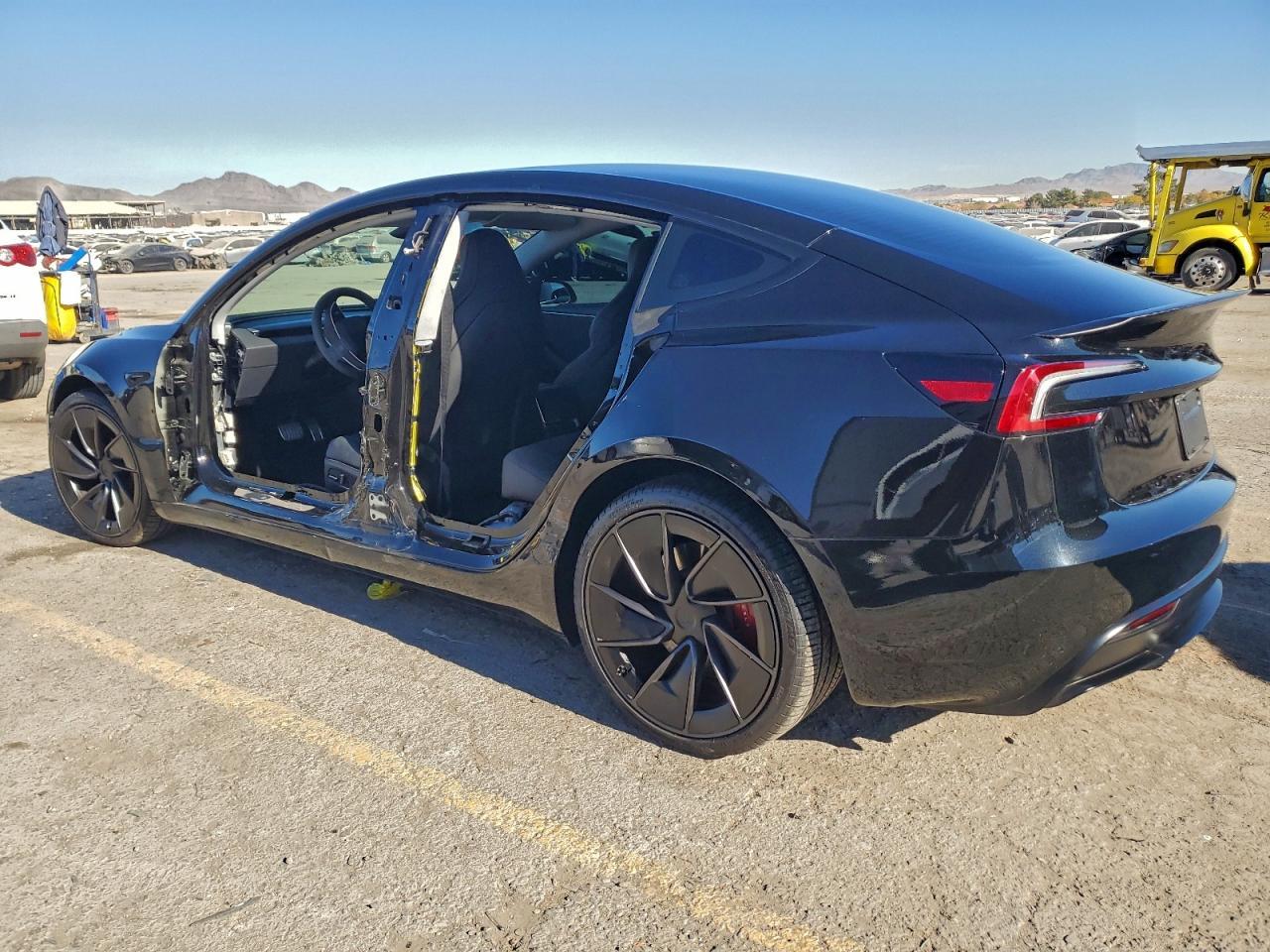 2025 Tesla Model 3 - Фото 2