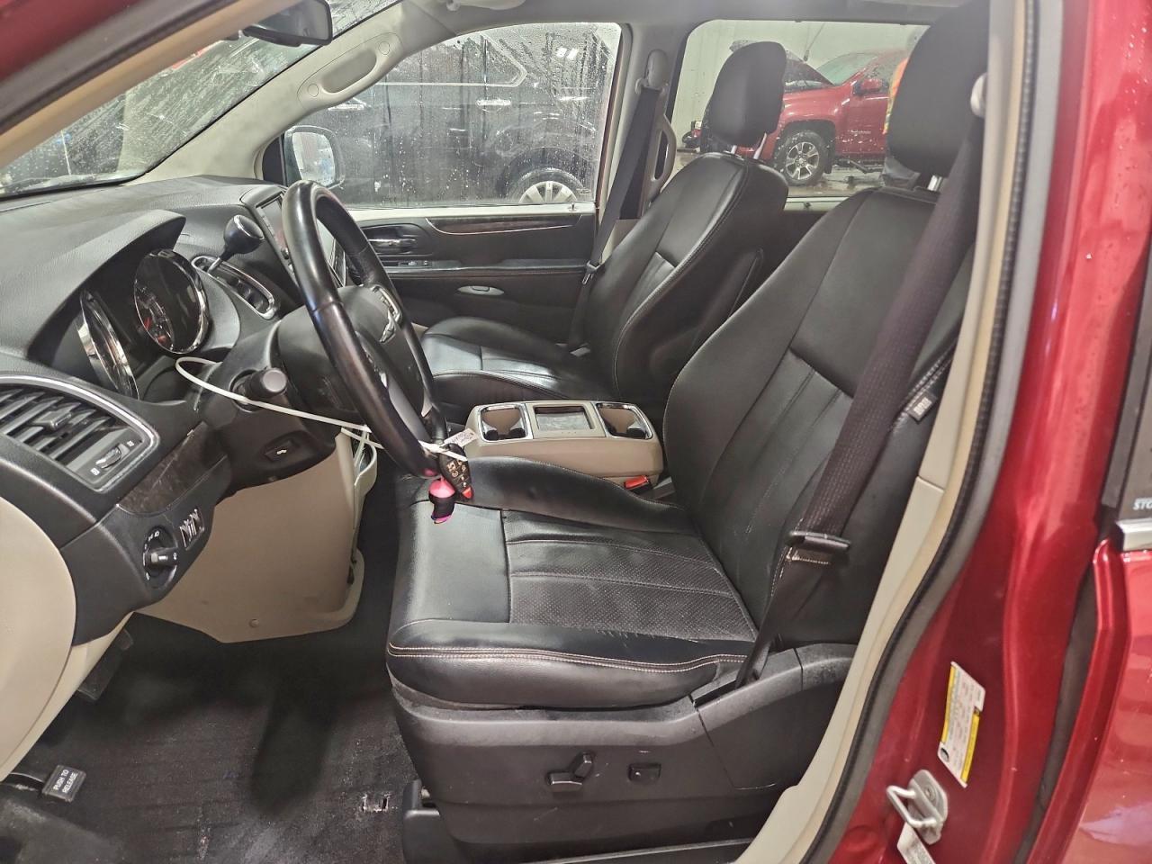 2012 Chrysler Town & Country Touring L - Фото 7