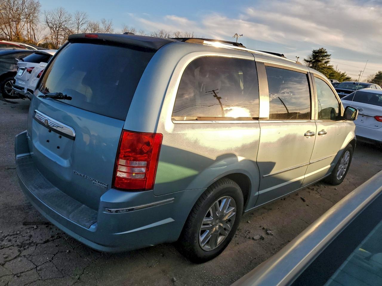 2010 Chrysler Town & Country Limited - Image 3