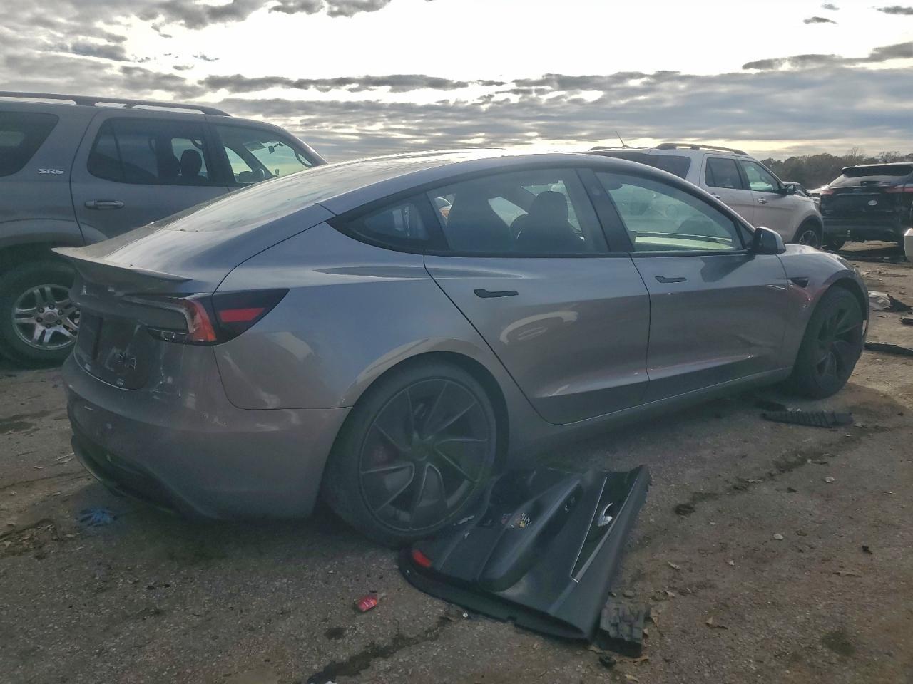 2025 Tesla Model 3 - Фото 3
