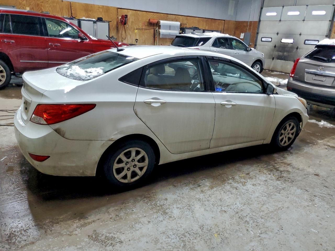 2013 Hyundai Accent Gls - Фото 3