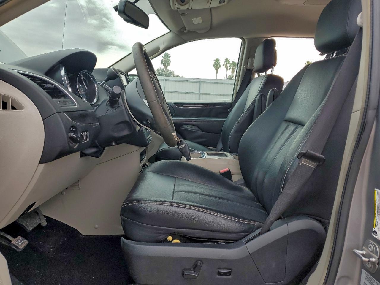 2015 Chrysler Town & Country Touring - Image 7