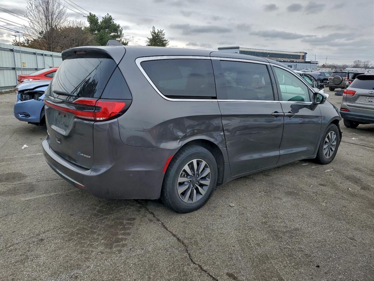 2022 Chrysler Pacifica Hybrid Touring L - Image 3