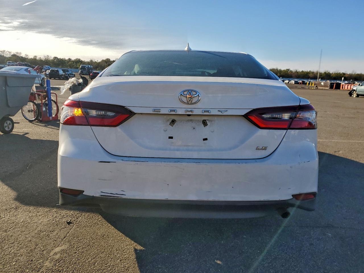 2020 Toyota Camry Le - Фото 6