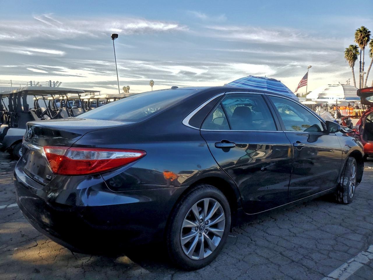 2015 Toyota Camry Le - Фото 3