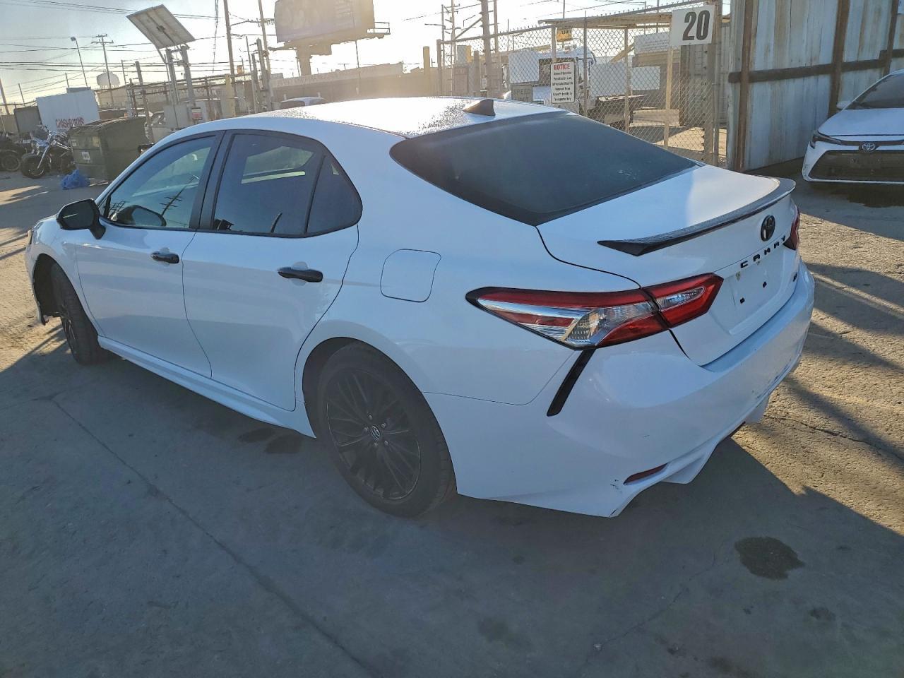 2020 Toyota Camry Se - Фото 2