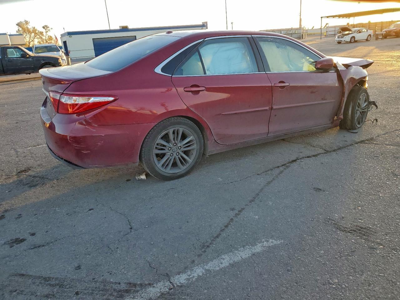 2016 Toyota Camry Le - Фото 3