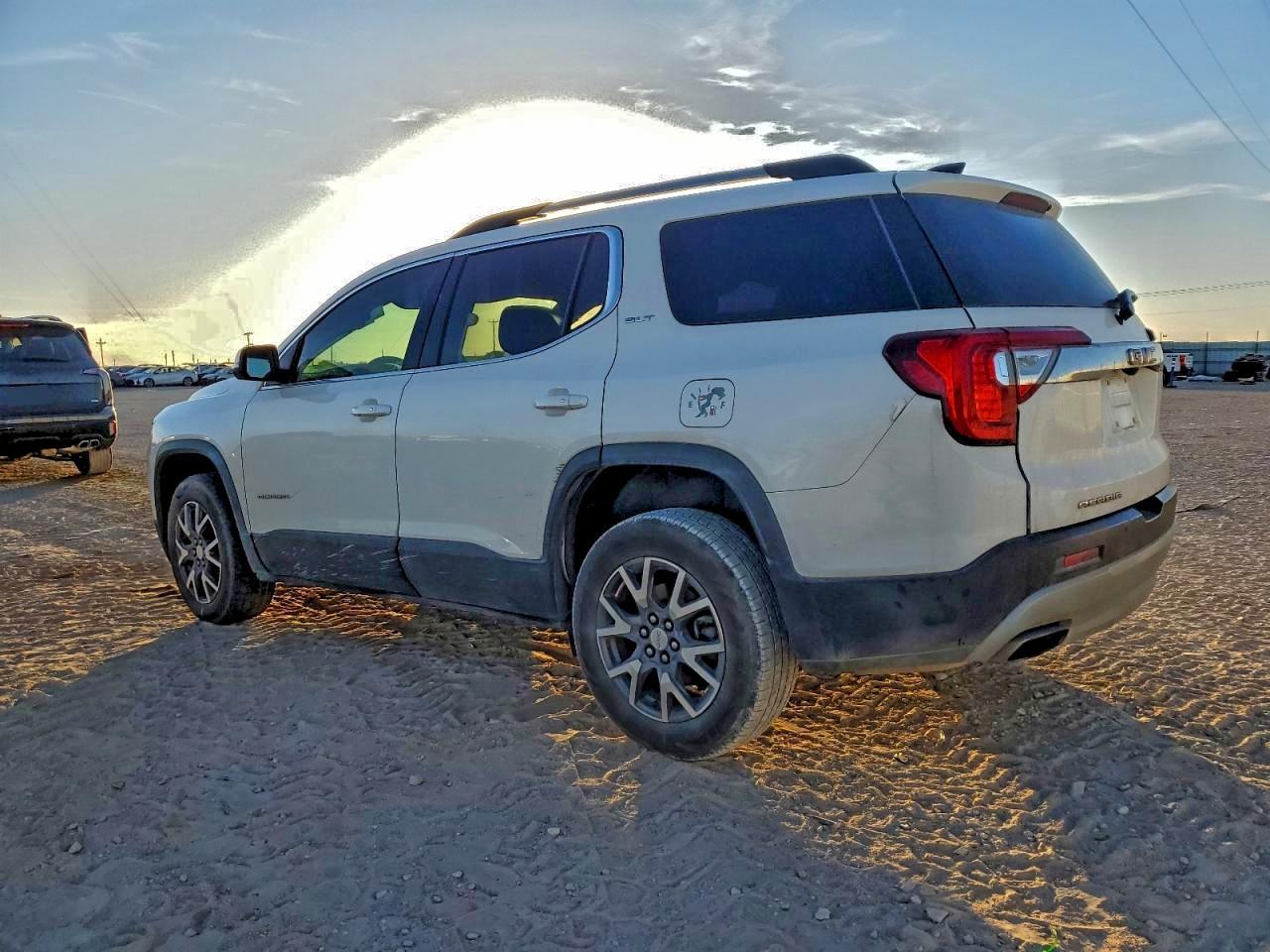 2020 GMC Acadia Slt - Image 2