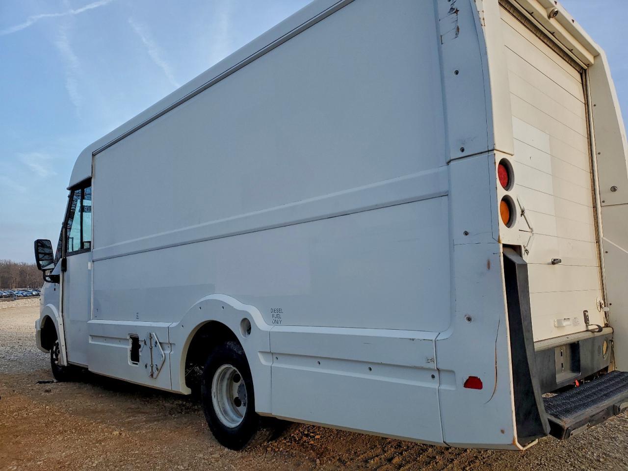 2013 Isuzu Npr Delivery Truck - Image 2