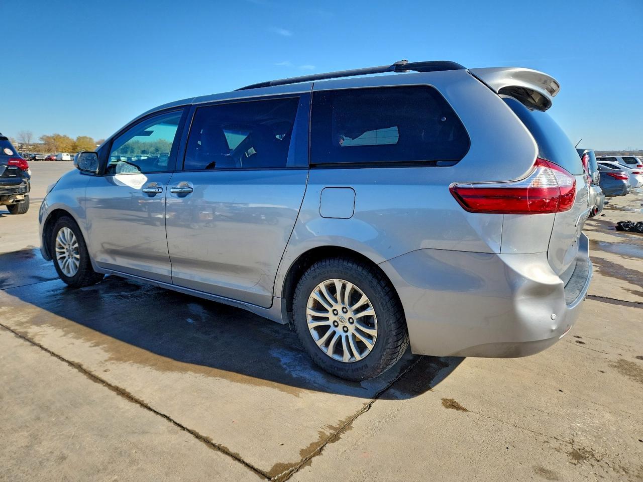 2016 Toyota Sienna Xle 8-Passenger - Фото 2