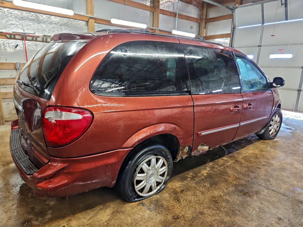 2007 Chrysler Town & Country Touring - Image 3
