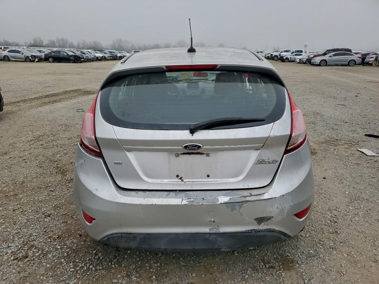 2015 Ford Fiesta Se - Фото 6