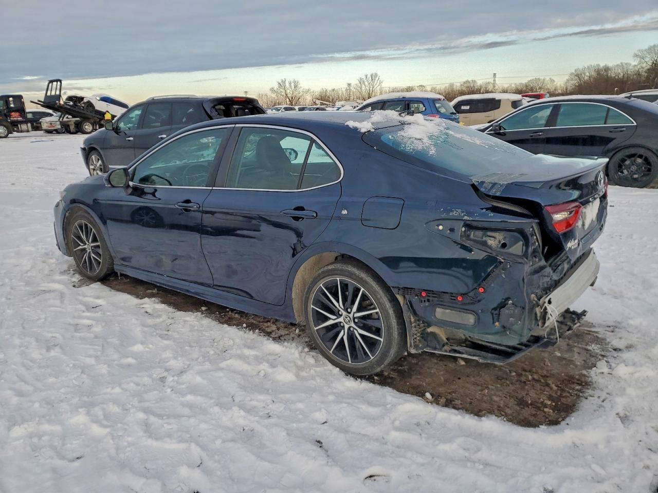 2021 Toyota Camry Se - Фото 2