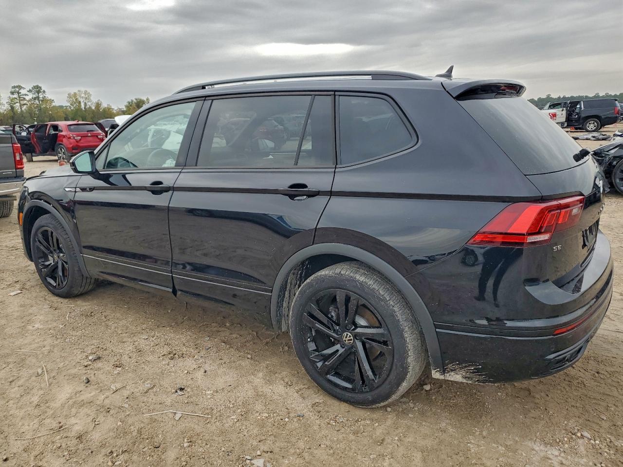2024 Volkswagen Tiguan Se R-Line Black - Image 2