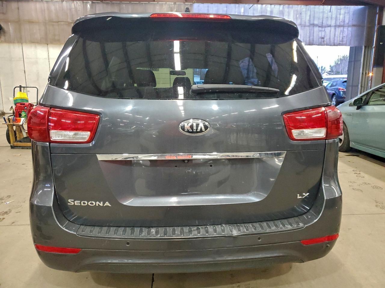 2016 Kia Sedona Lx - Фото 6