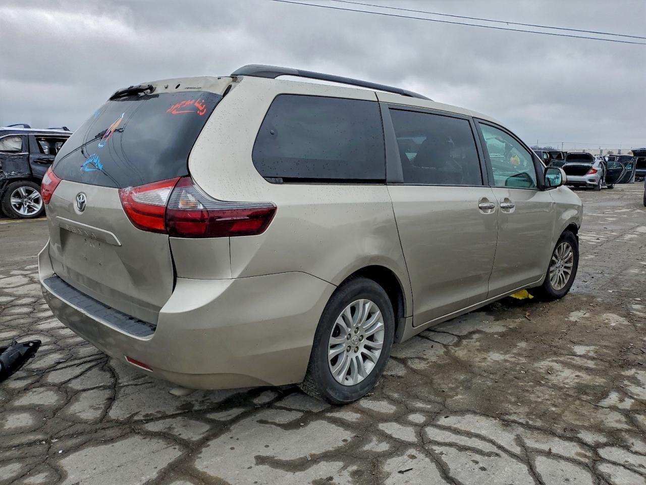 2015 Toyota Sienna Xle - Фото 3