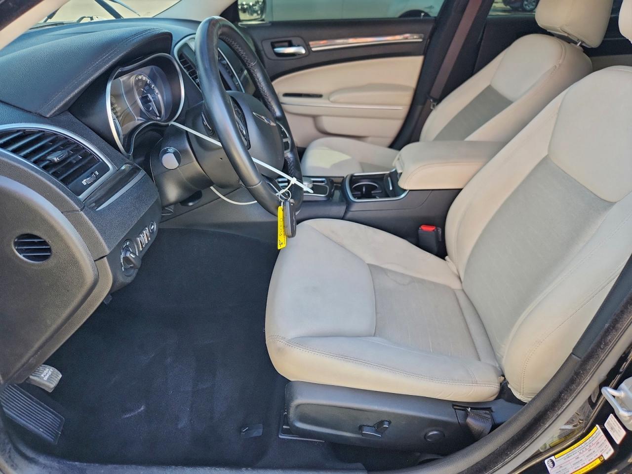 2022 Chrysler 300 Touring - Фото 7