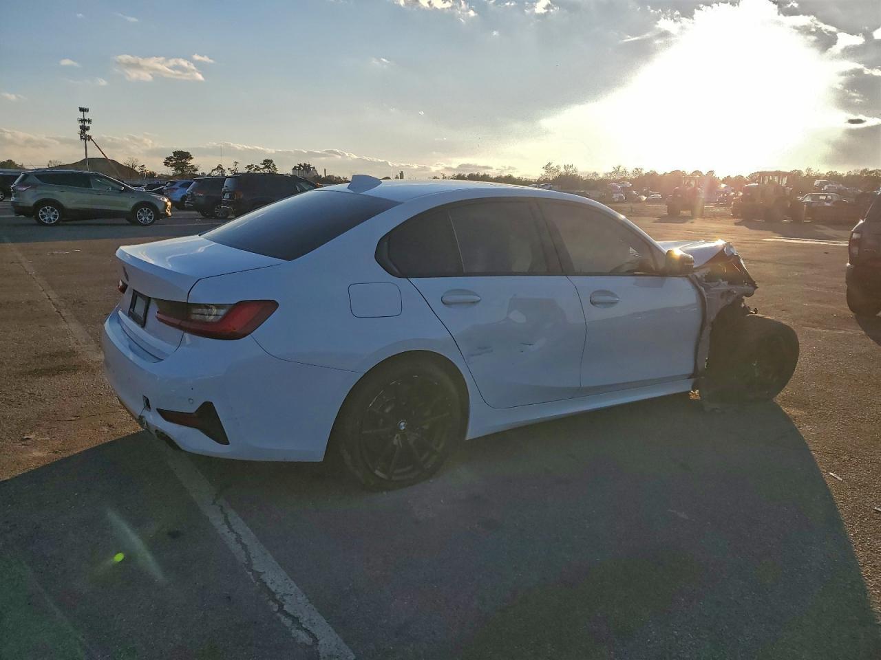 2021 BMW 330Xi - Фото 3