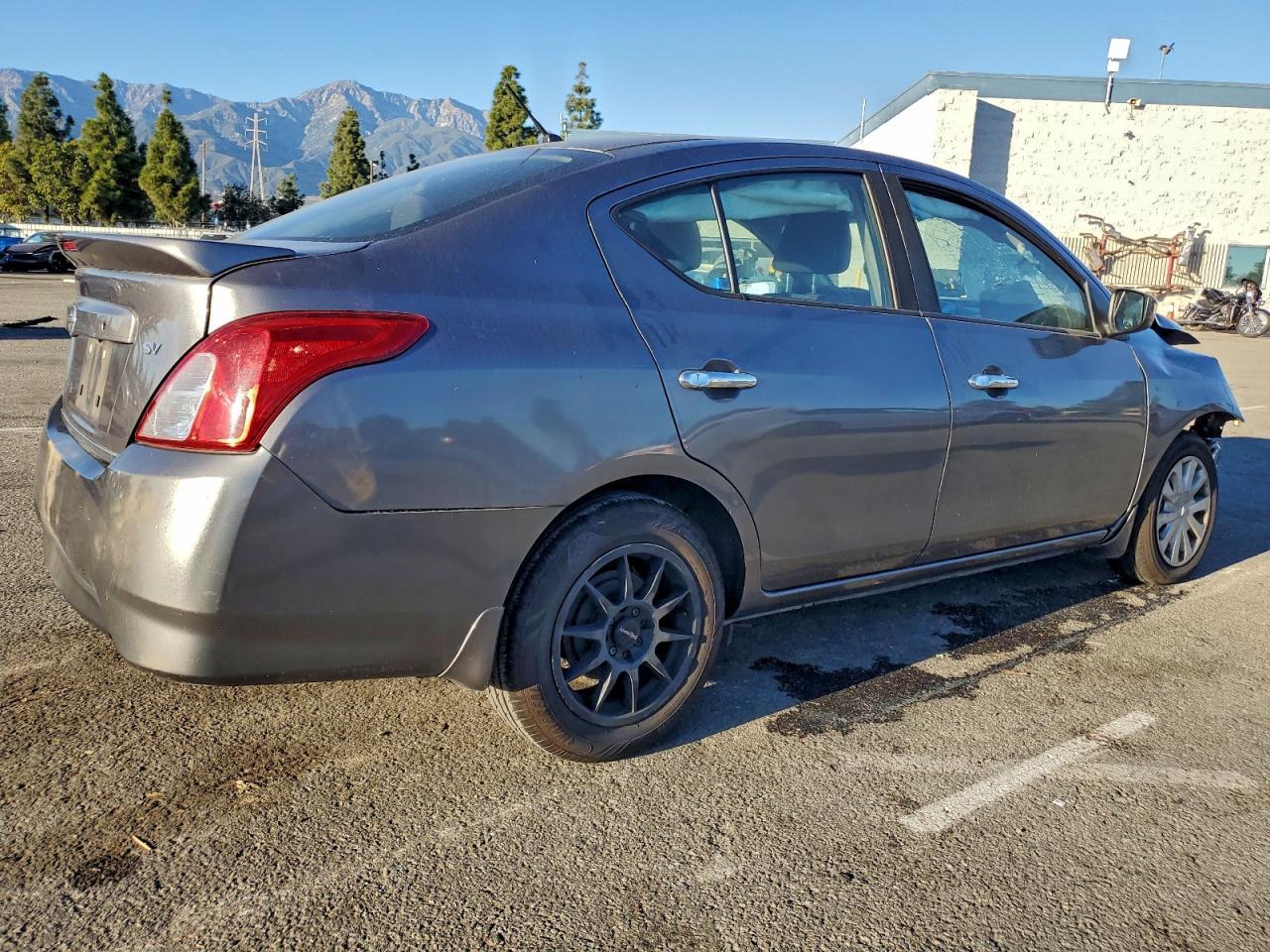 2017 Nissan Versa S - Фото 3